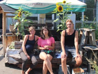 Frauke, Roberta und Patrick (v.l.) vor der so genannten HolzOMA, ein(e) Café/Begegnungsstätte/Werkstatt in Berlin-Friedrichshain. Foto: Franziska Bauer