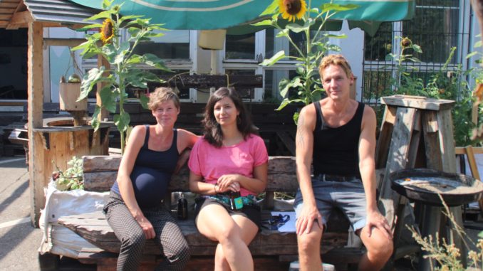 Solidrinks-Team vor der Holz-Oma Frauke, Roberta und Patrick (v.l.) vor der so genannten HolzOMA, ein(e) Café/Begegnungsstätte/Werkstatt in Berlin-Friedrichshain. Foto: Franziska Bauer