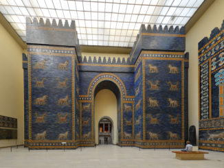 Das Ishtar-Tor im Pergamon-Museum in Berlin. Foto: Radomir Vrbovsky via wikimedia unter CC BY-SA 4.0 Lizenz