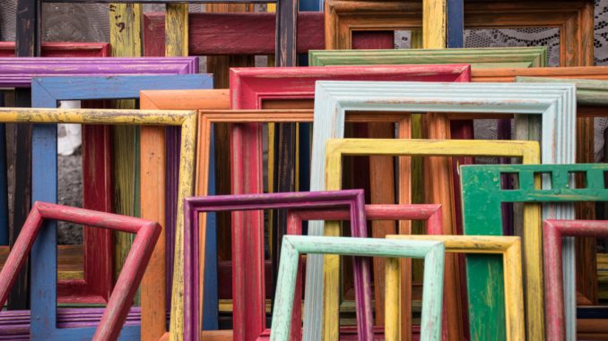Photo by Jessica Ruscello on Unsplash "Frames", zu deutsch: Rahmen prägen wir wir denken und handeln. Foto: Jessica Ruscello via Unsplash unter CC0-Lizenz