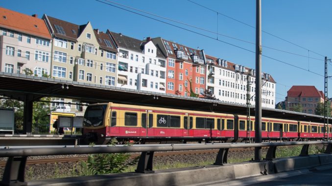 Bahnfahren in Berlin. Foto: <a href="https://pixabay.com/de/users/emkanicepic-7638451/?utm_source=link-attribution&utm_medium=referral&utm_campaign=image&utm_content=4002366">Michael Kauer</a> via <a href="https://pixabay.com/de/?utm_source=link-attribution&utm_medium=referral&utm_campaign=image&utm_content=4002366">Pixabay</a> unter CC0 Lizenz Bahnfahren in Berlin. Foto: Michael Kauer via Pixabay unter CC0 Lizenz