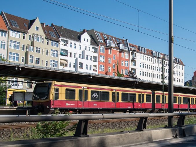 Bahnfahren in Berlin. Foto: Michael Kauer via Pixabay unter CC0 Lizenz
