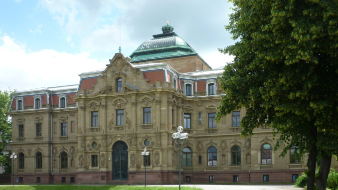 Der Sitz des Bundesgerichtshofs in Karlsruhe. Foto: ComQuat via <a href="https://de.wikipedia.org/wiki/Hilfe:Wikimedia_Commons>wikimedia commons</a> unter CC BY-SA Lizenz