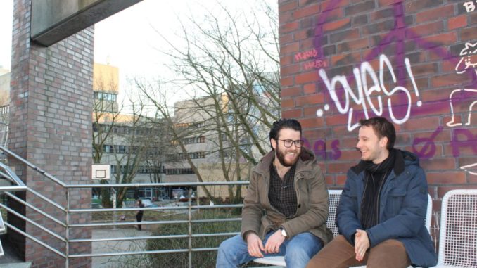 Ronny und Ahmad sprechen über das Studium in Deutschland. Foto: