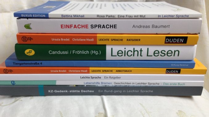 Es gibt zahlreiche Bücher für Leichte Sprache für Übersetzer*innen oder zum Selberlesen. Foto: Sabine Muhl